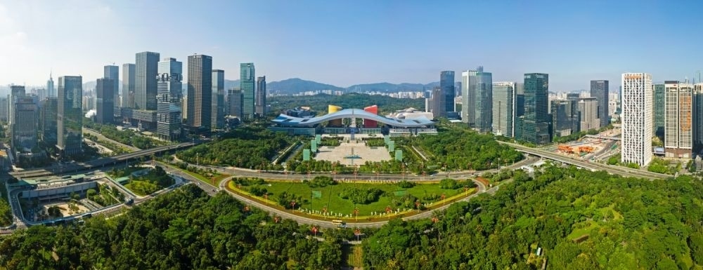 這是在廣東省深圳市拍攝的深圳市民中心和蓮花山公園一線（2020年10月2日攝，無人機(jī)照片）。新華社記者 梁旭 攝