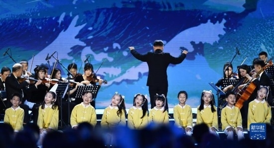 12月16日拍攝的第五屆海南島國(guó)際電影節(jié)開(kāi)幕式現(xiàn)場(chǎng)。