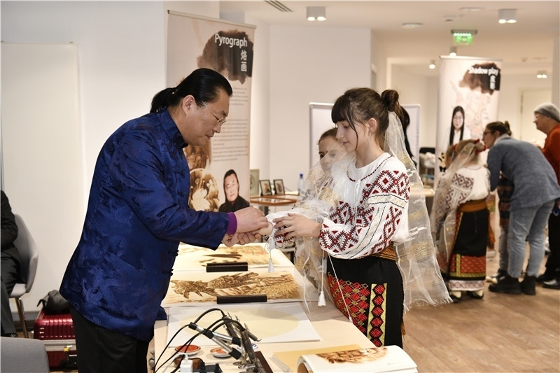 圖為羅馬尼亞小學(xué)生在現(xiàn)場體驗烙畫。 布加勒斯特中國文化中心供圖