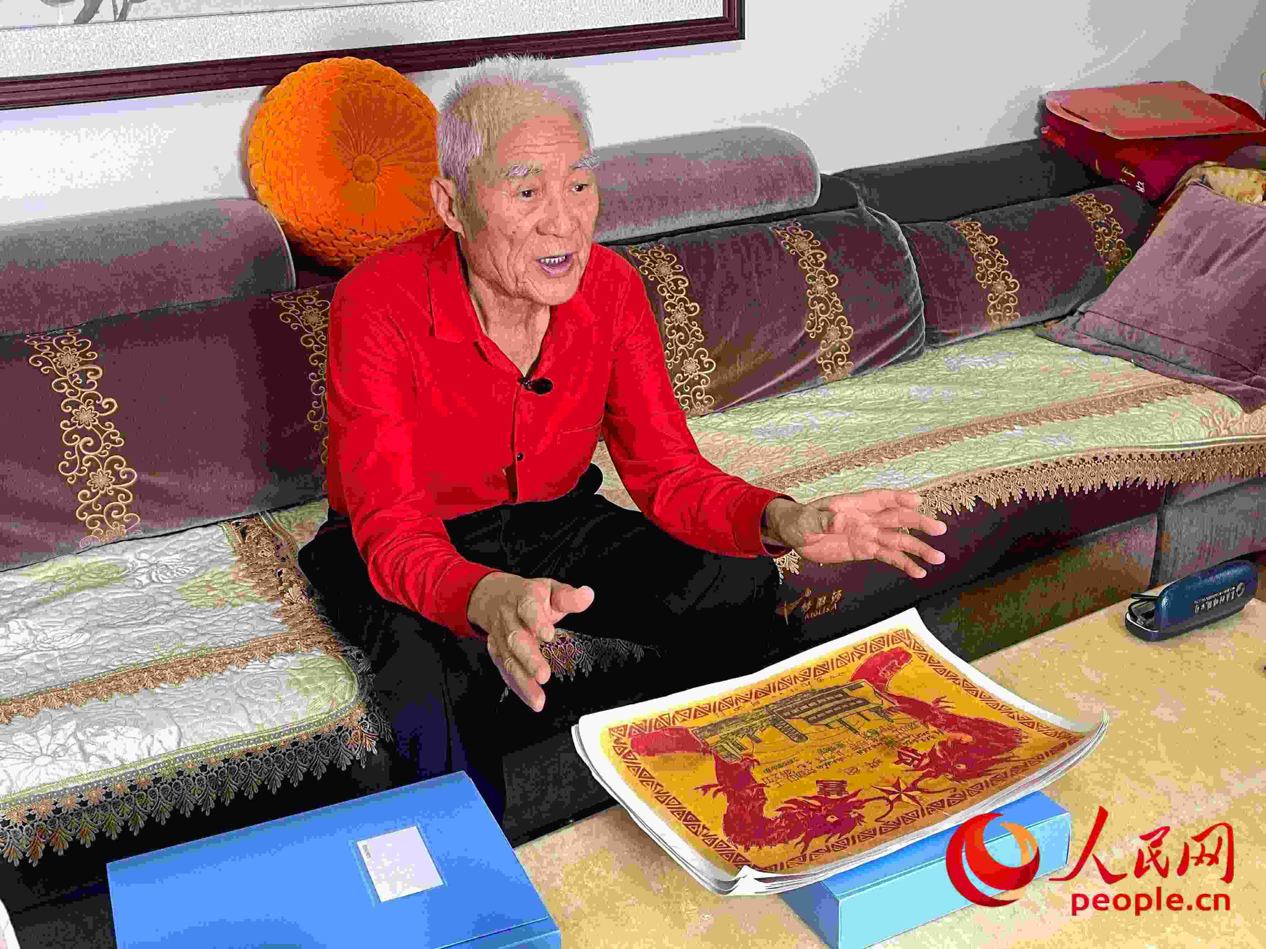 馬太生向采訪團(tuán)講述自己獲得獎狀的經(jīng)歷。人民網(wǎng) 周靜圓攝