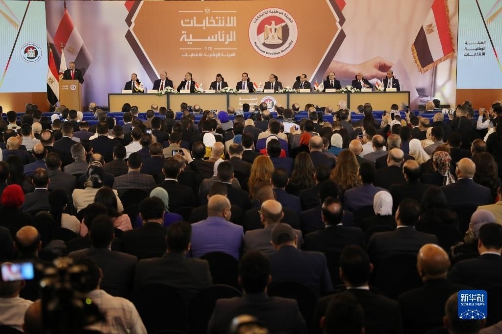 這是12月18日在埃及首都開羅拍攝的埃及全國選舉委員會新聞發(fā)布會現(xiàn)場。新華社發(fā)（艾哈邁德·戈馬攝）