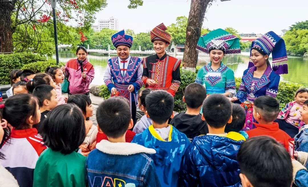 2023年4月25日，廣西桂林，“網(wǎng)絡(luò)法治宣傳一條街”在榕湖景區(qū)古南門“開街”，身穿民族服裝的工作人員演唱山歌向青少年普及網(wǎng)絡(luò)法治知識。