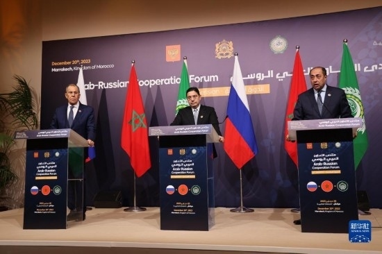 12月20日，在摩洛哥南部城市馬拉喀什舉行的第六屆阿拉伯-俄羅斯合作論壇主議程結束后，俄羅斯外交部長拉夫羅夫、摩洛哥外交大臣布里達、阿拉伯國家聯(lián)盟（阿盟）副秘書長胡薩姆·扎基（從左至右）出席記者會。新華社記者霍晶攝