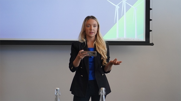 南非駐亞洲和金磚國家無任所大使蘇克拉爾代表吉娜·布朗發(fā)言。 人民網(wǎng) 張茜攝