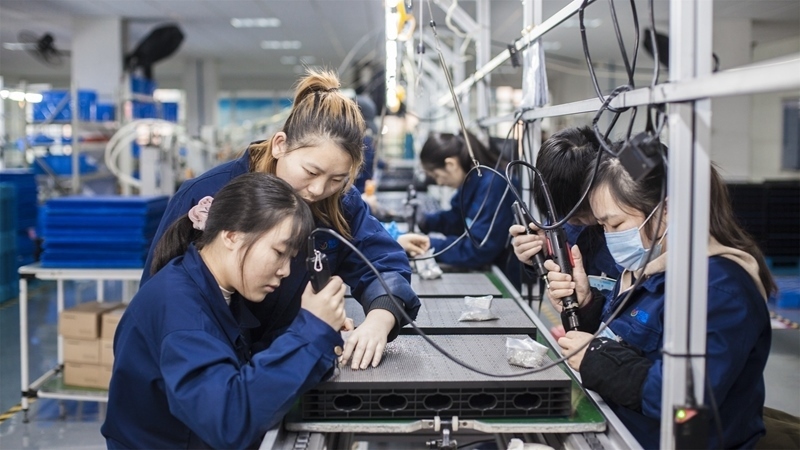 在新亞勝光電的產(chǎn)品線上，工人正進(jìn)行產(chǎn)品組建和安裝布線。受訪者供圖
