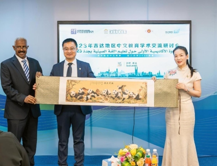 主辦方向與會(huì)代表贈(zèng)送書畫作品。主辦方供圖