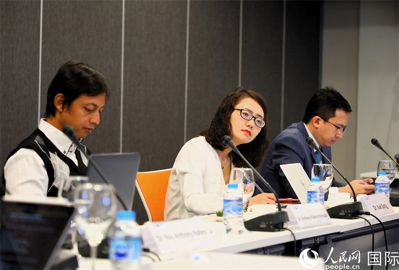 學(xué)者們專(zhuān)注聆聽(tīng)會(huì)議內(nèi)容。人民網(wǎng)記者 白元琪攝