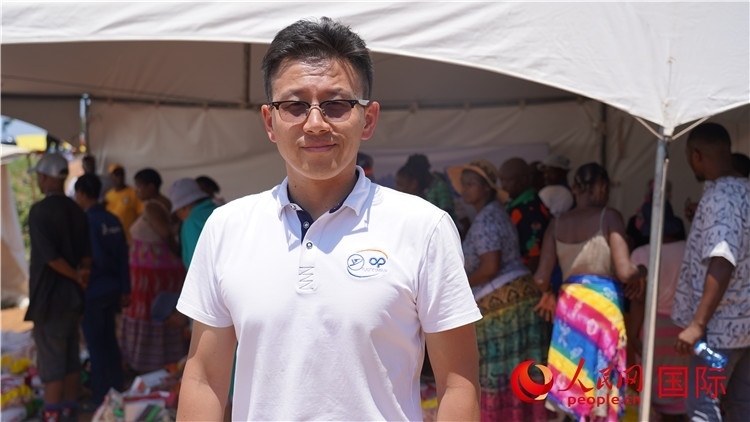 延鋒彼歐南非公司總經(jīng)理張?chǎng)伟l(fā)言致辭。人民網(wǎng) 張茜攝