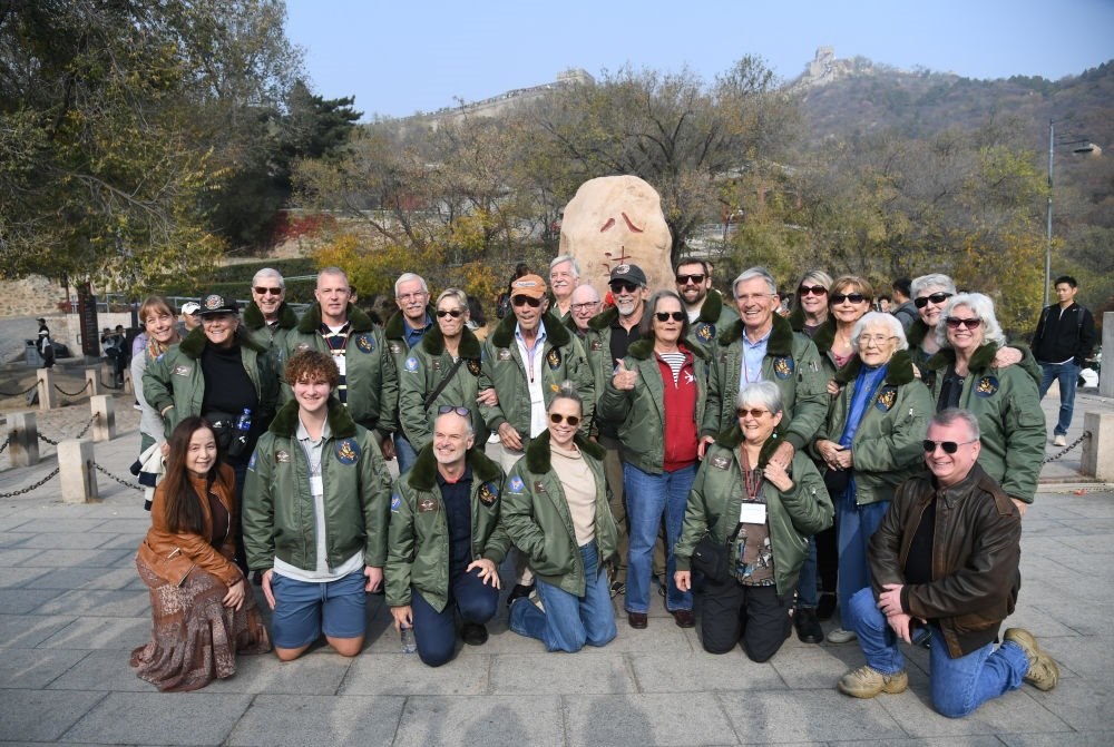 2023年10月29日，飛虎隊老兵莫耶一行人在北京八達嶺長城合影留念。當日，美中航空遺產(chǎn)基金會訪華代表團成員陸續(xù)抵達北京。新華社記者 任超 攝