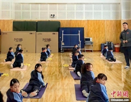 逸陽文思學(xué)校學(xué)生正在進(jìn)行運(yùn)動(dòng)恢復(fù)矯正訓(xùn)練。<a target='_blank' href='/' ><p align=