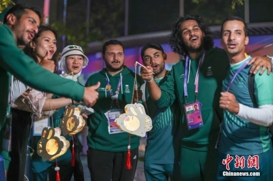 資料圖：9月29日，中國(guó)傳統(tǒng)節(jié)日中秋節(jié)，杭州亞運(yùn)會(huì)運(yùn)動(dòng)員村舉辦中秋主題活動(dòng)，中外運(yùn)動(dòng)員們歡聚一堂。圖為沙特阿拉伯運(yùn)動(dòng)員手持燈籠拍攝照片。<a target='_blank' href='/'><p align=