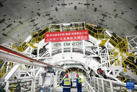 12月30日，中鐵十四局技術(shù)人員在盾構(gòu)掘進開始前檢查“海天號”盾構(gòu)機。新華社記者 李紫恒 攝