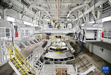 12月30日，建設(shè)者在青島膠州灣第二隧道工程南線主線隧道盾構(gòu)掘進現(xiàn)場作業(yè)。新華社記者 李紫恒 攝