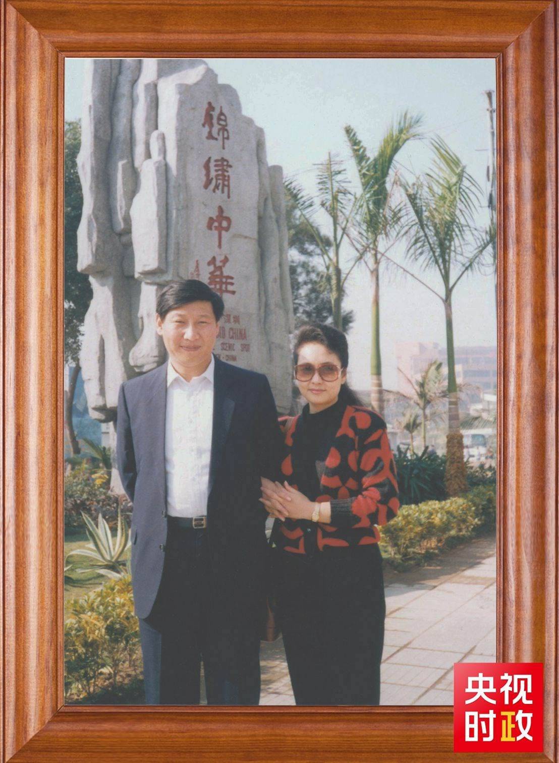 △這是習(xí)近平和夫人彭麗媛的合影。這張照片第一次出現(xiàn)在他的書架上。