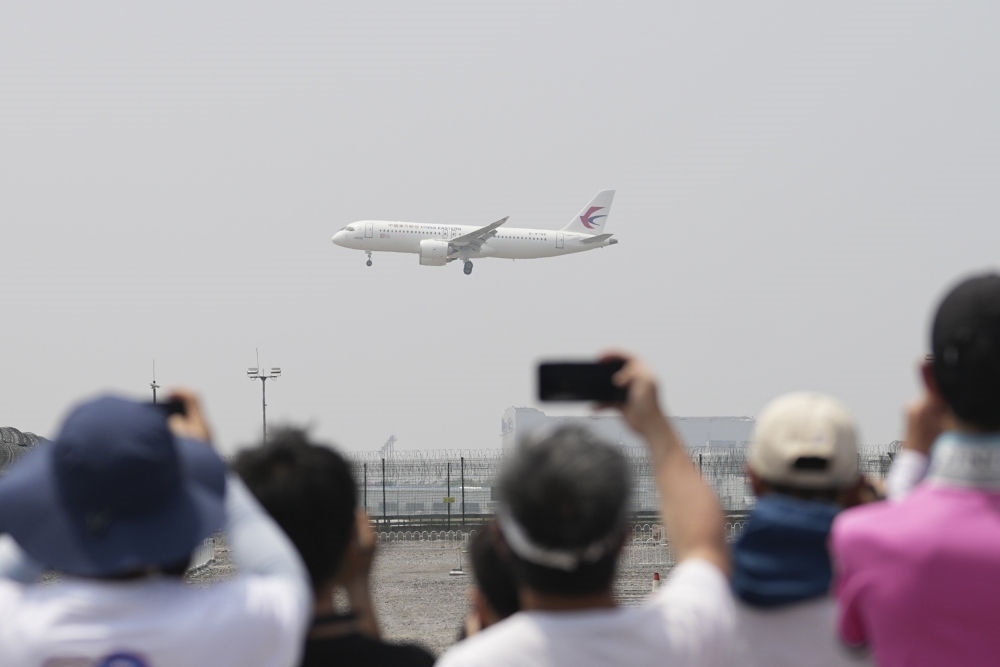 2023年5月28日，C919首個商業(yè)航班東航MU9191飛抵北京首都國際機場。新華社記者 鞠煥宗 攝