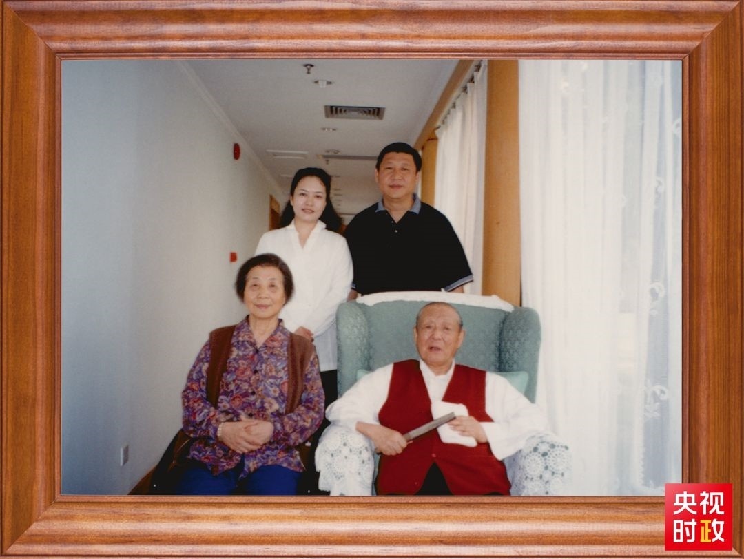 △這是習(xí)近平夫婦同父親習(xí)仲勛、母親齊心的合影。這張照片第一次出現(xiàn)在他的書架上。