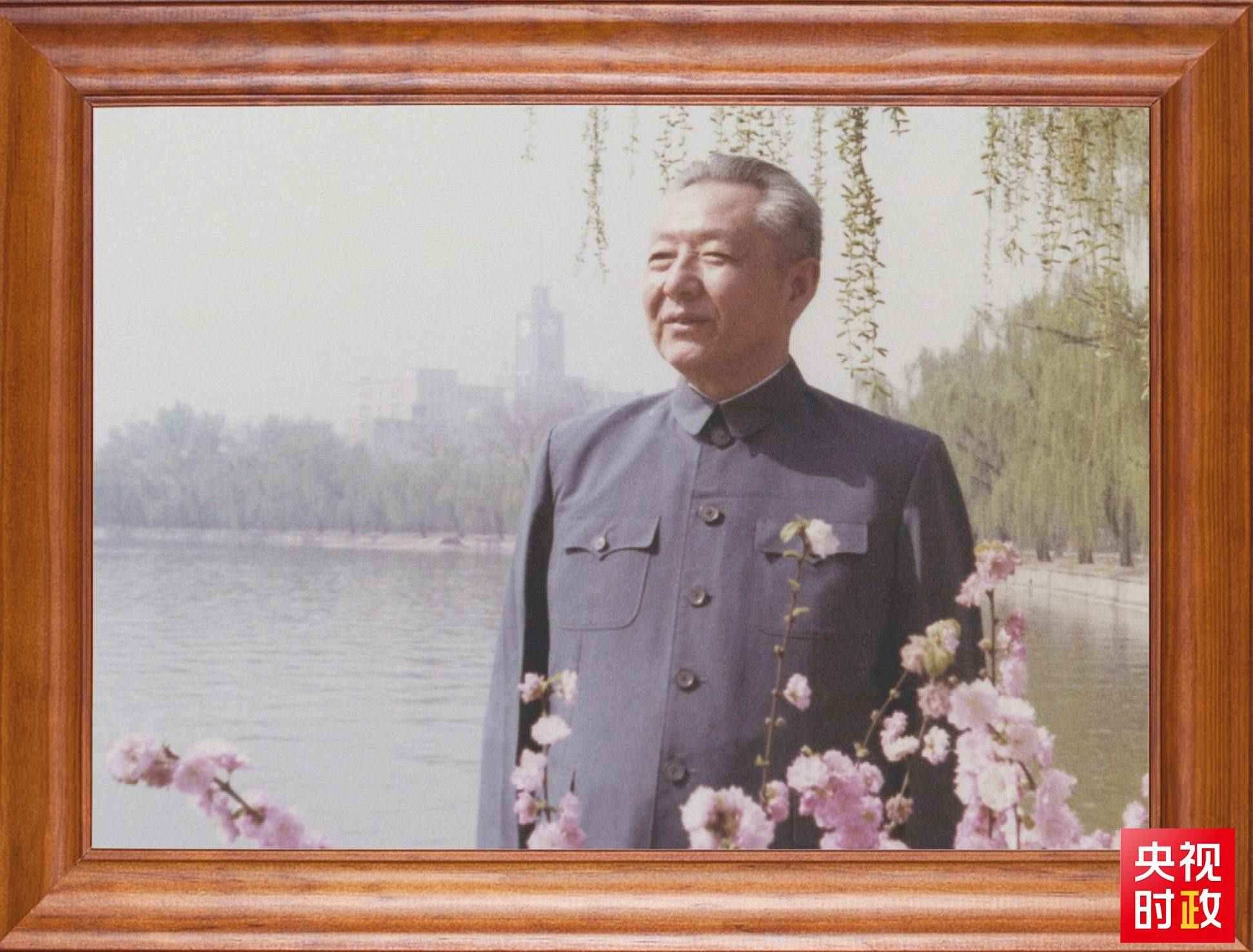 △這是習(xí)近平父親習(xí)仲勛同志的照片。2023年10月15日，是習(xí)仲勛同志誕辰110周年紀(jì)念日。這張照片第一次出現(xiàn)在他的書架上。
