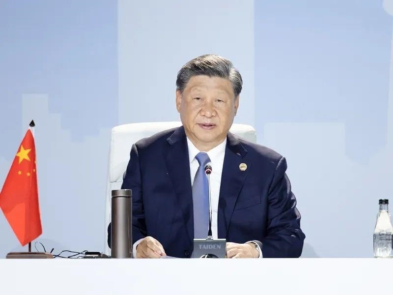 當?shù)貢r間8月24日，習近平主席在南非約翰內斯堡出席金磚國家領導人第十五次會晤特別記者會。