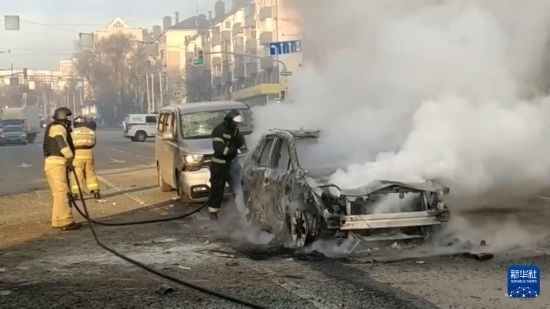 這張俄羅斯緊急情況部12月30日發(fā)布的視頻截圖顯示，在俄羅斯別爾哥羅德市，工作人員在現(xiàn)場救援。新華社發(fā)