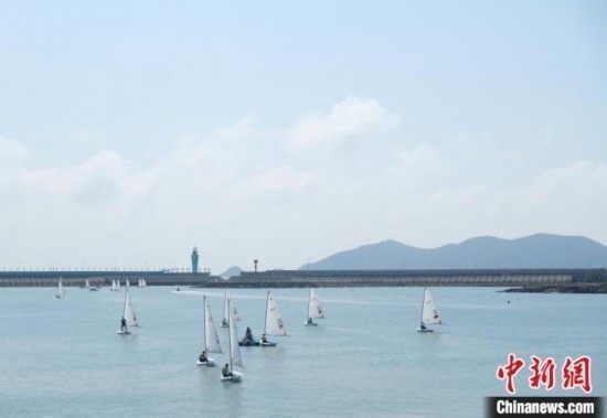 浙江象山，杭州亞運會帆船項目運動員揚帆起航。林波 攝