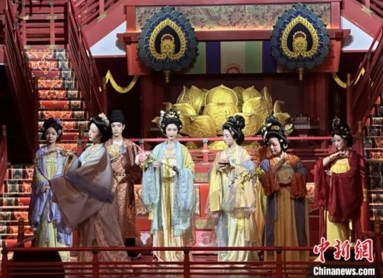 2023年12月31日晚間，在長安十二時辰主題街區(qū)進(jìn)行的漢服表演。 中新社記者 張一辰 攝