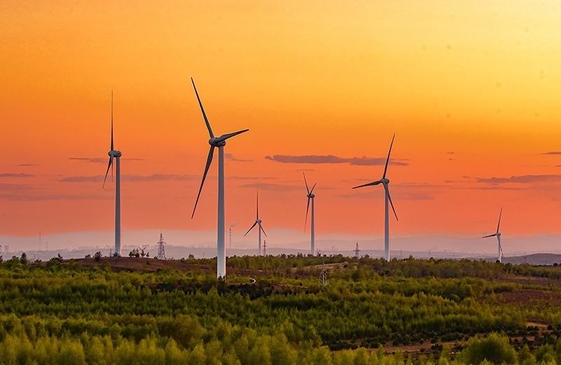 2023年5月23日清晨拍攝的內(nèi)蒙古興安盟烏蘭浩特市呼和馬場風(fēng)力光伏發(fā)電場內(nèi)的風(fēng)機(jī)。