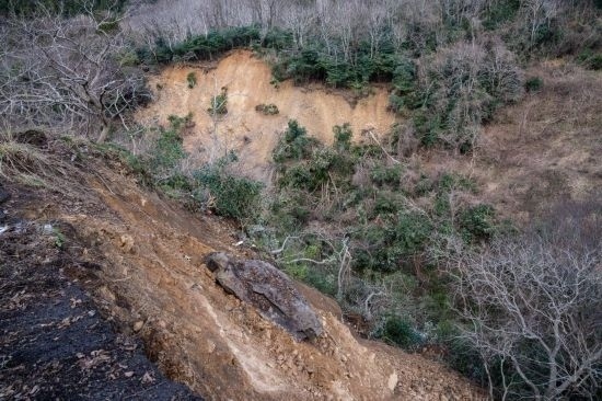  1月2日，在日本石川縣羽咋郡，地震引起山體滑坡。新華社記者張笑宇攝