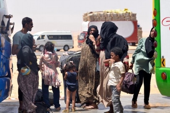  2023年4月27日，在埃及南部與蘇丹交界的阿爾根邊境口岸，人們離開蘇丹進入埃及境內(nèi)。新華社發(fā)（拉德萬攝）