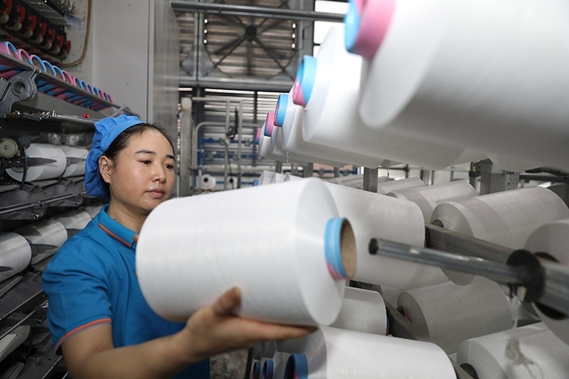 1月2日，江蘇省淮安市洪澤區(qū)一紡織企業(yè)生產(chǎn)車間開工生產(chǎn)，趕制訂單。