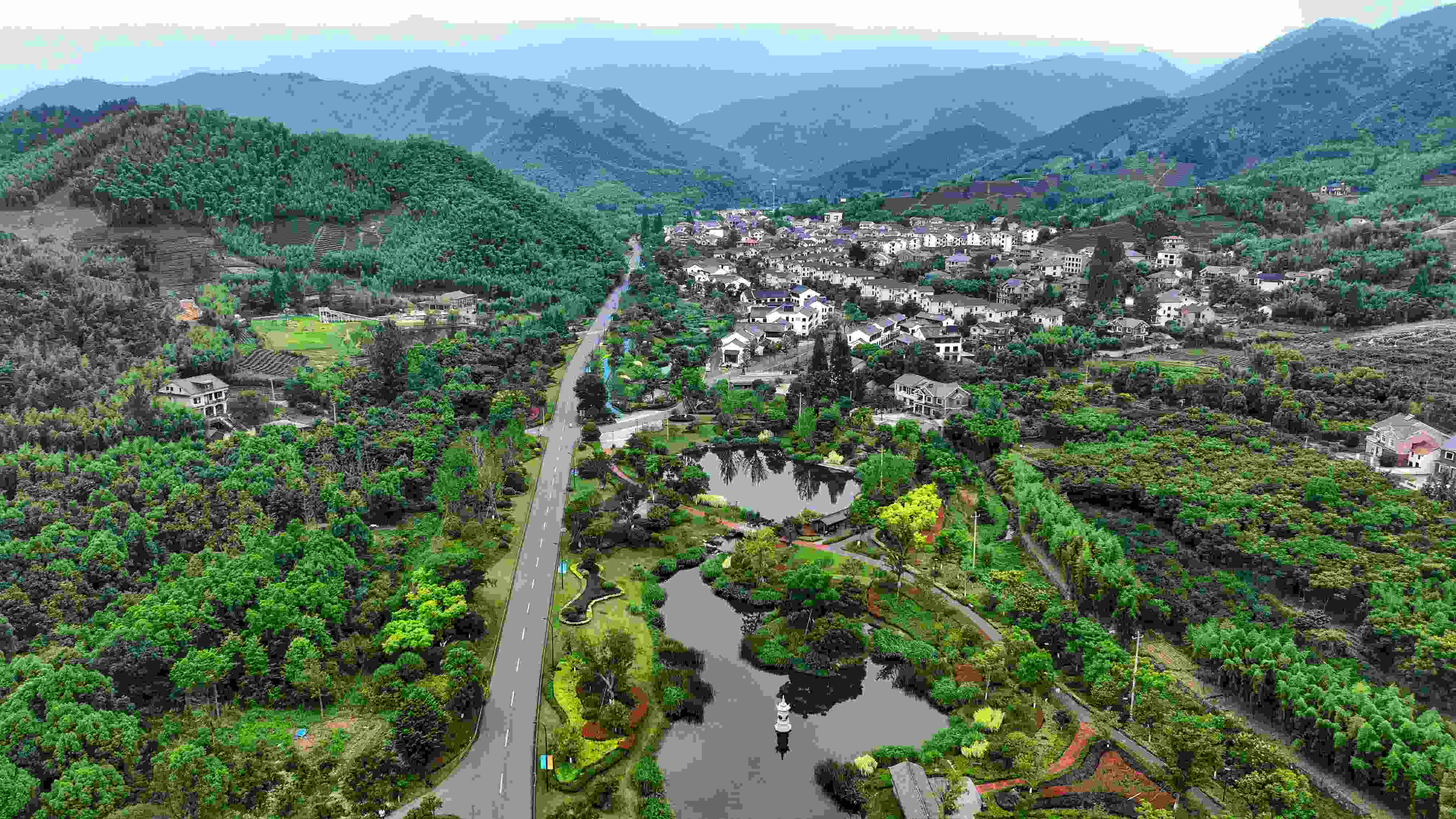 2023年6月6日，杭州余杭區(qū)徑山鎮(zhèn)鄉(xiāng)村，生態(tài)碧水、沿路花海與村莊農房相映成趣，構成一幅美麗的山水田園畫。