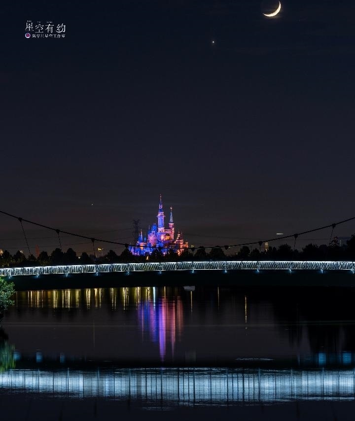 上海星空攝影愛好者陳悅?cè)A2023年5月23日在上海浦東拍攝的金星伴月。（本人供圖）