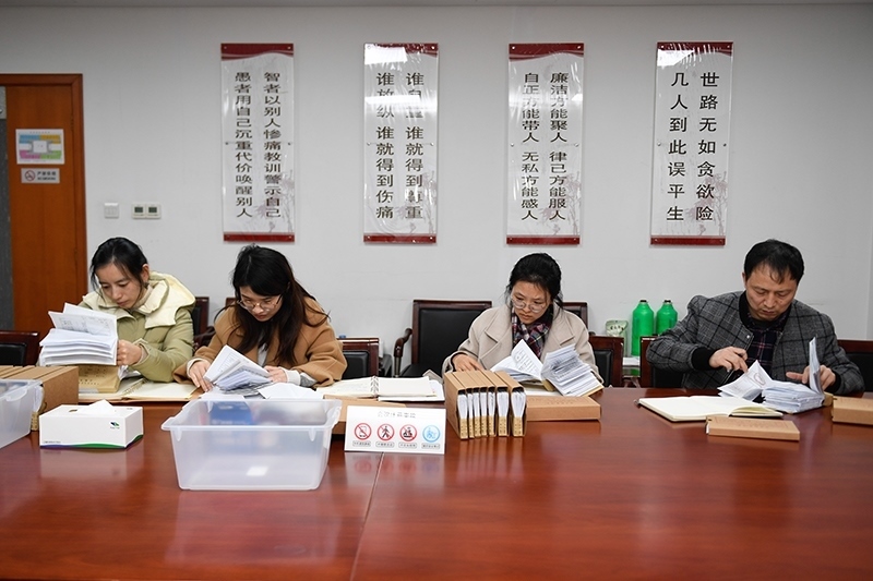 2020年1月8日，浙江寧波市北侖區(qū)紀(jì)委工作人員在檢查北侖區(qū)大數(shù)據(jù)發(fā)展管理中心2019年的公款消費票據(jù)，查找是否存在違規(guī)問題。