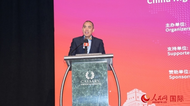 內(nèi)華達(dá)州副州長(zhǎng)辦公室幕僚長(zhǎng)魯?shù)稀づ撩鲌D安在論壇致辭。人民網(wǎng)記者 鄧圩攝