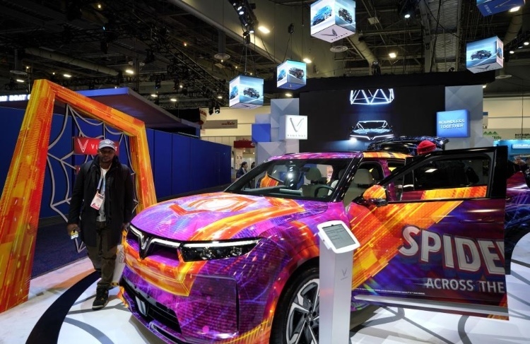 1月11日，人們在美國拉斯維加斯消費電子展越南電動汽車制造商VinFast展臺參觀。新華社記者吳曉凌攝