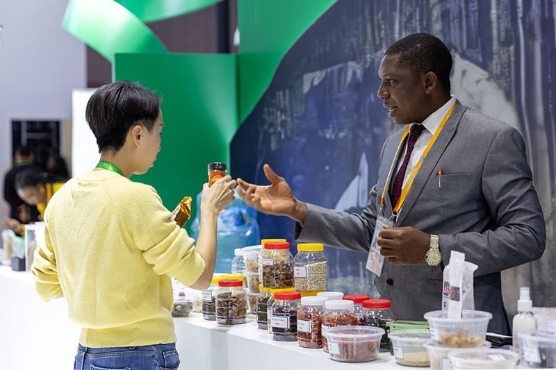 △2023年11月7日，在進(jìn)博會(huì)國(guó)家館尼日利亞館，展商介紹尼日利亞產(chǎn)品。