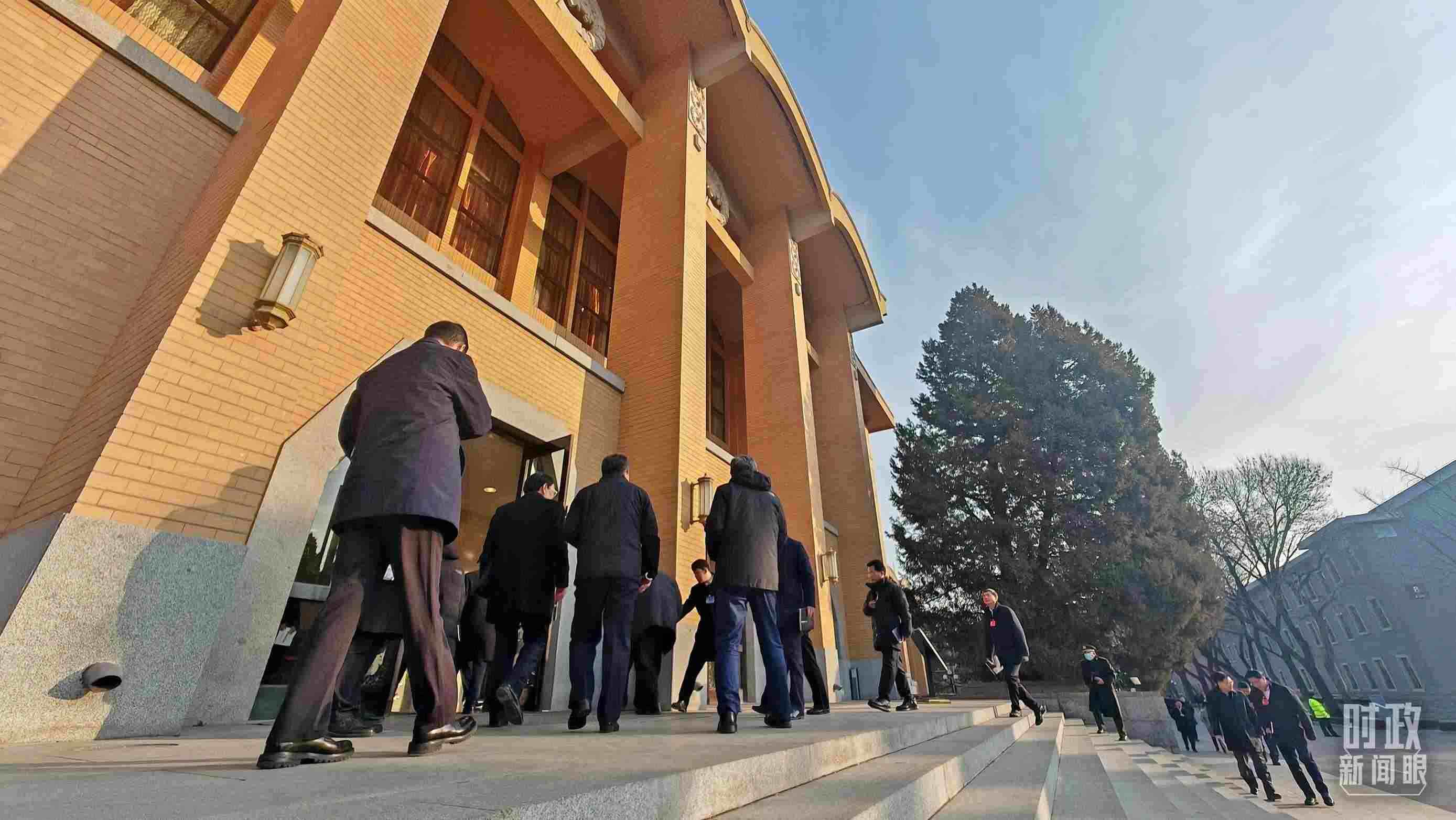 △省部級主要領導干部推動金融高質(zhì)量發(fā)展專題研討班的學員們正在進入會場。（總臺央視記者王策拍攝）