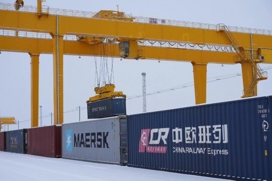 霍爾果斯口岸鐵路換裝場內(nèi)正在進(jìn)行集裝箱換裝作業(yè)。（受訪單位供圖）