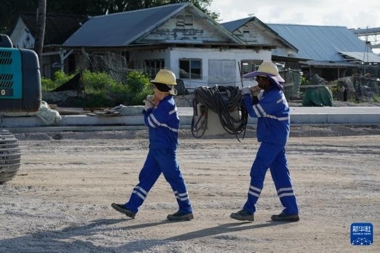 1月18日，工作人員在瑙魯艾沃港碼頭升級改造項目工地工作。新華社記者 王申 攝