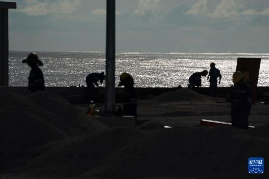 1月18日，工作人員在瑙魯艾沃港碼頭升級改造項目工地工作。新華社記者 王申 攝