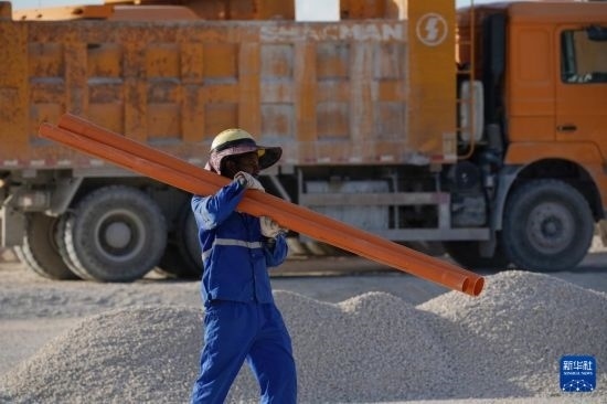 1月18日，工作人員在瑙魯艾沃港碼頭升級改造項目工地工作。新華社記者 王申 攝