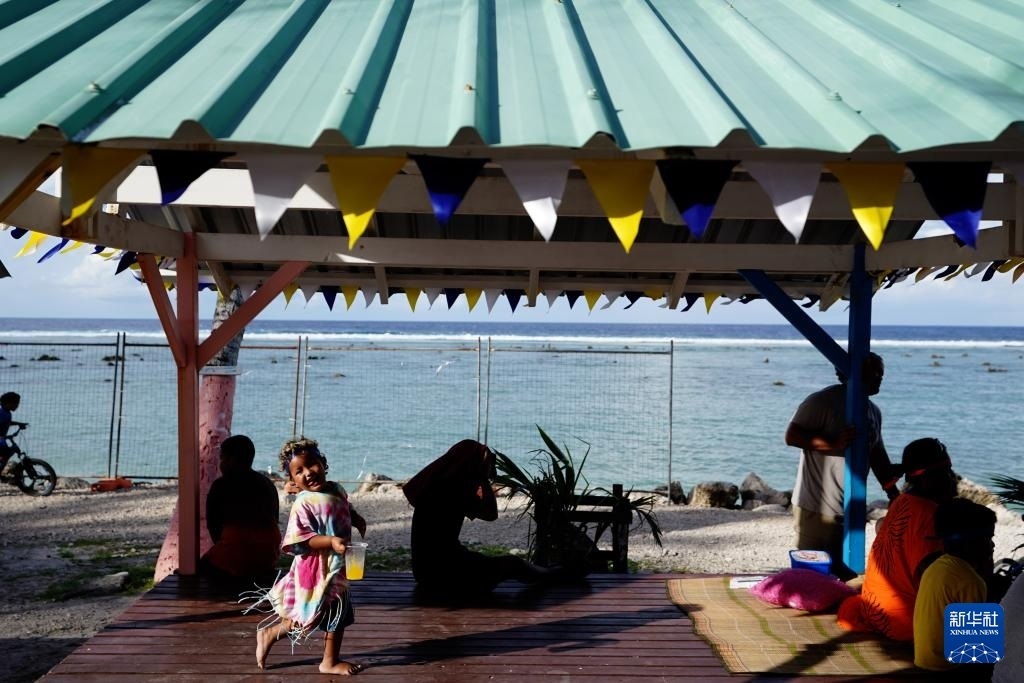 1月20日，當?shù)厝嗽阼斠惶幒┬蓍e娛樂。新華社記者 王申 攝