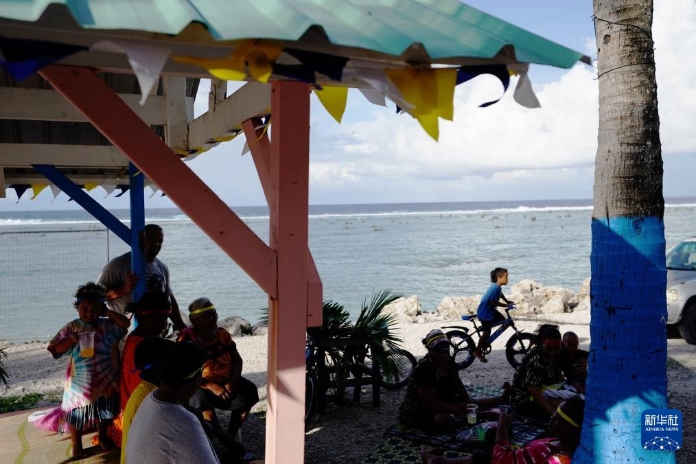 1月20日，當?shù)厝嗽阼斠惶幒┬蓍e娛樂。新華社記者 王申 攝