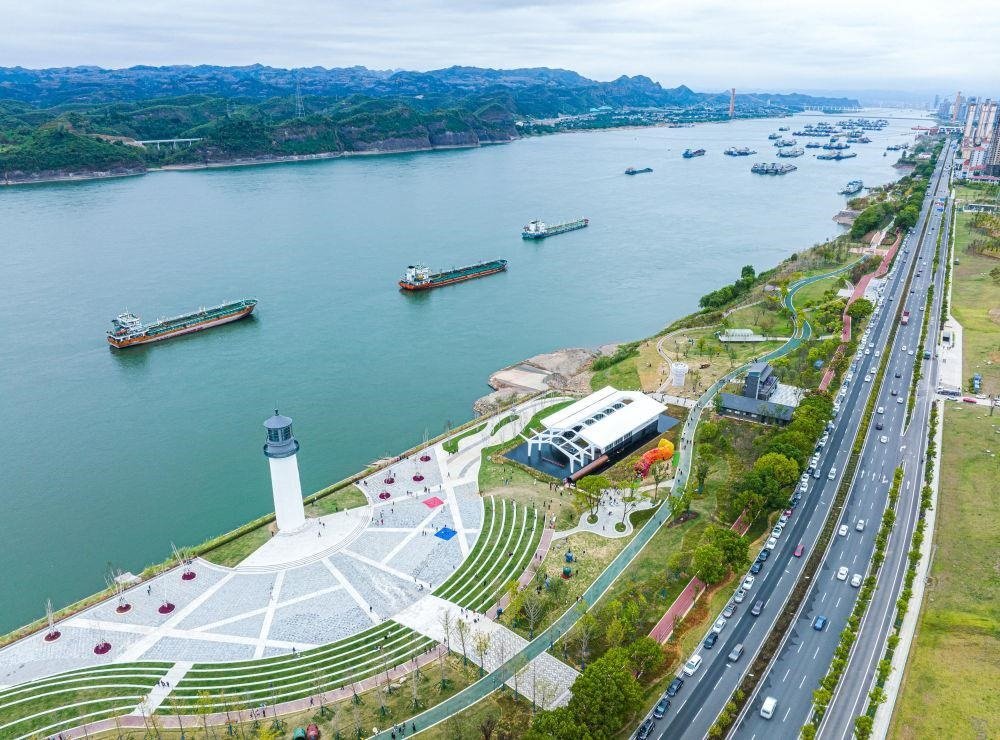 △湖北宜昌市濱江公園燈塔廣場。該廣場是在實(shí)施岸線復(fù)綠等綜合措施后，由老舊碼頭改造而成。