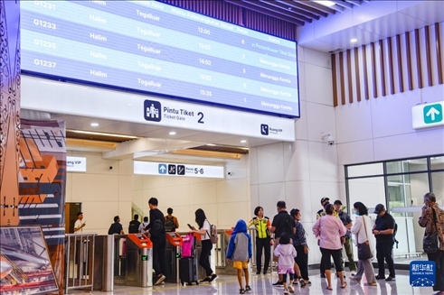 1月24日，在印度尼西亞雅加達哈利姆站候車大廳，乘客刷票前往站臺。新華社記者 徐欽 攝