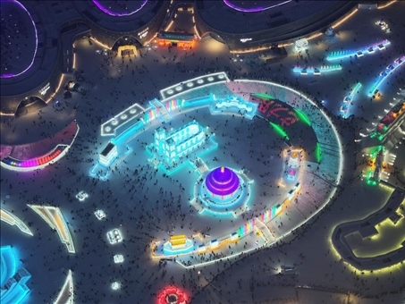 這是2023年12月27日在哈爾濱冰雪大世界拍攝的以巴黎圣母院和北京天壇為核心的冰建景觀群。