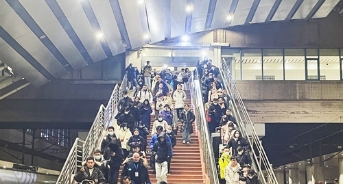 2024年鐵路春運(yùn)今日啟動(dòng)，旅客進(jìn)入站臺(tái)準(zhǔn)備乘車。人民網(wǎng)記者 喬雪峰攝