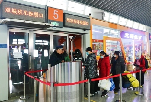 哈西公路客運(yùn)站內(nèi)旅客檢票排隊(duì)上車。黑龍江省交通運(yùn)輸廳供圖