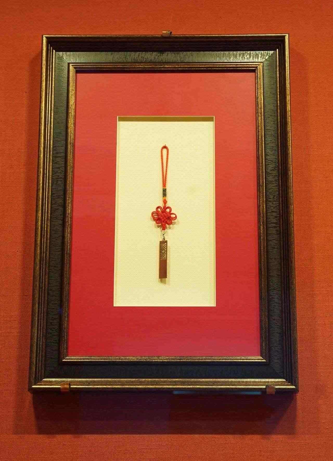 2017年5月，時任肯尼亞總統(tǒng)烏胡魯·肯雅塔贈送習(xí)近平主席的蒙內(nèi)鐵路紀念U盤。