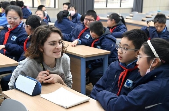  2023年12月18日，在西安新城區(qū)后宰門小學進行的中法校園文化周法語語言沙龍上，西安法語聯(lián)盟的老師與學生進行互動。新華社記者 劉瀟 攝