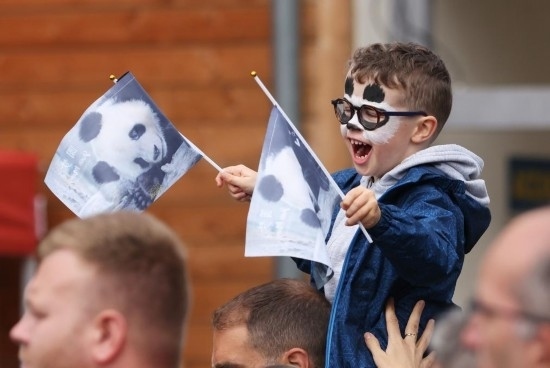  2023年7月26日，在法國圣艾尼昂市博瓦勒野生動物園外，一名兒童等待送別熊貓“圓夢”。新華社記者 高靜 攝